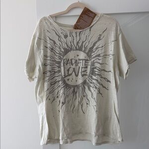 Magnolia Pearl Cream Short-Sleeve 'Radiate Love' Graphic Tee